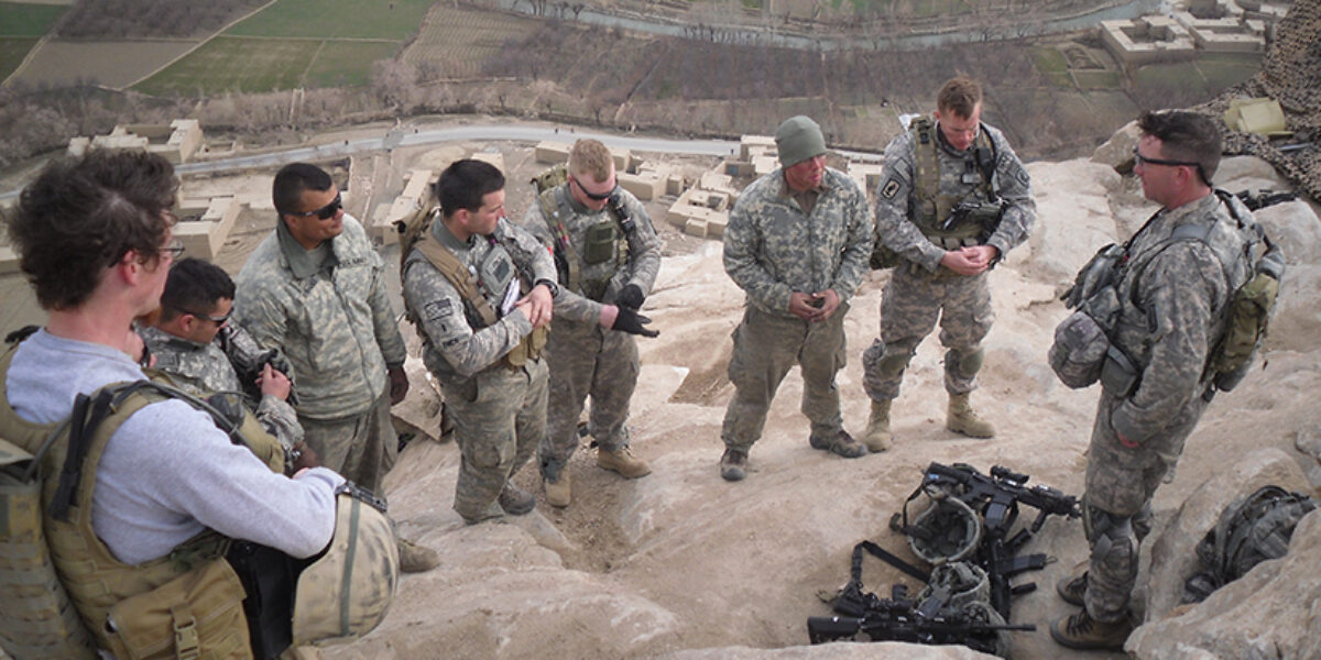 Story_8_-_Troops_-_Chaplain-Communion_-_825_x_500
