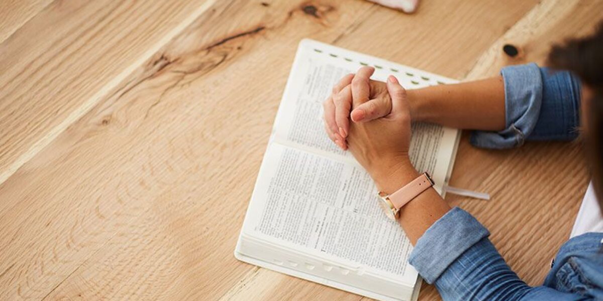Cómo orar antes de leer la Biblia