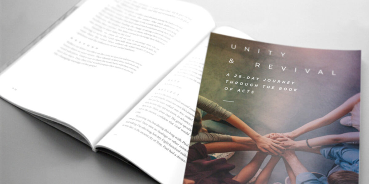 Through your support, American Bible Society provided Bible study guides in English and Spanish to Hispanic churches in Phoenix, Arizona, for a month-long Bible reading experience.