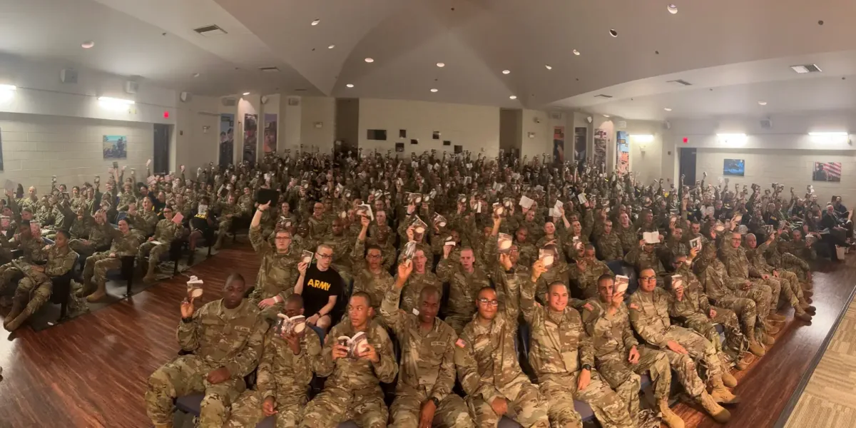 Trainees with Army Bibles_ck1